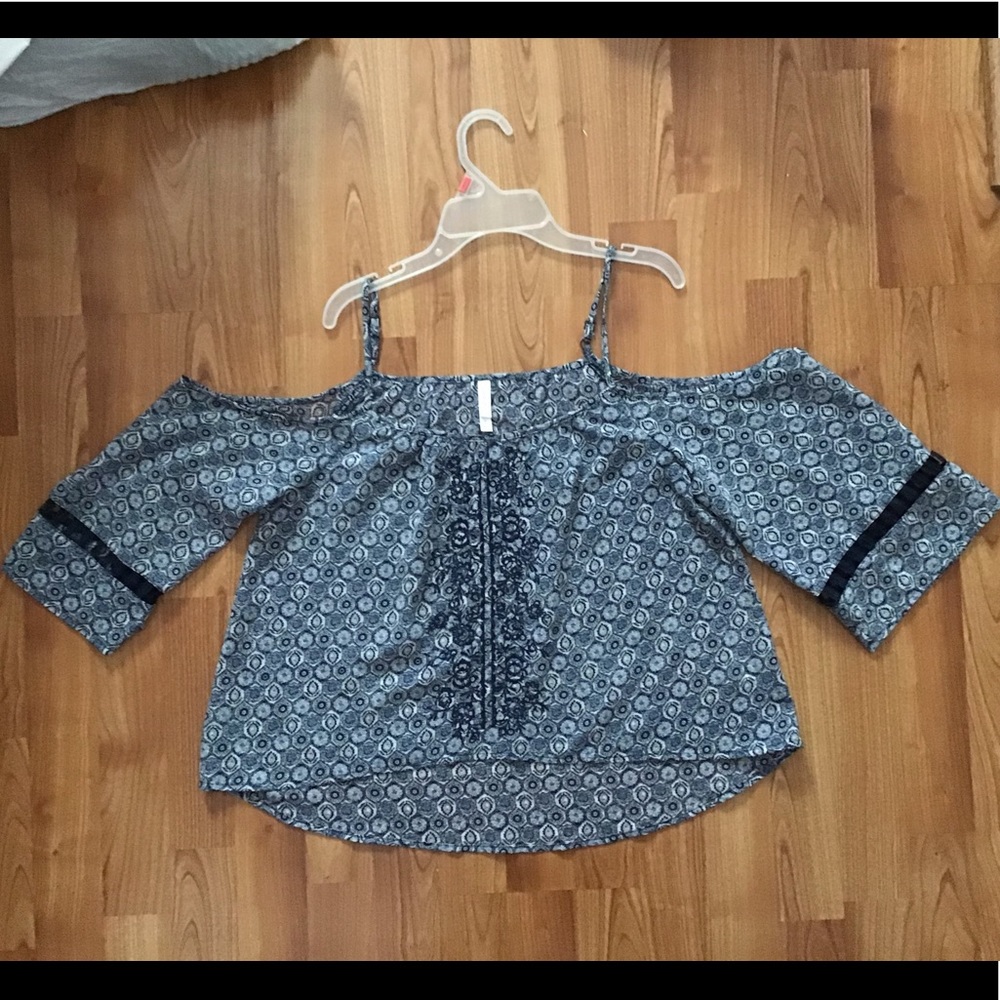 Open-Shoulder Top - Picture 2 of 3